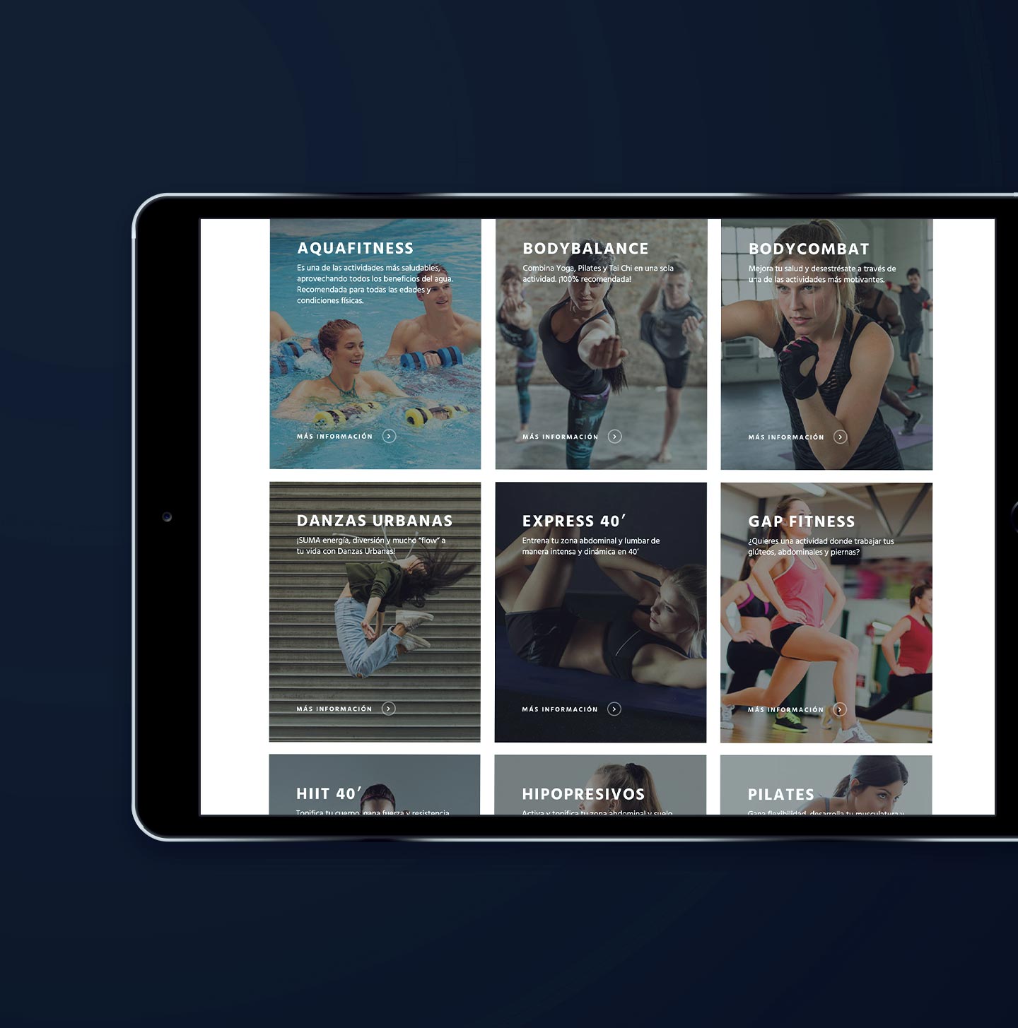 iPad mostrando la sección de actividades del gimnasio Suma Fitness Club, con imágenes, descripciones y un botón de más información de cada una de ellas.